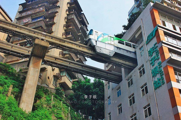 李子坝轻轨穿楼1.jpg 李子坝轻轨穿楼1.jpg